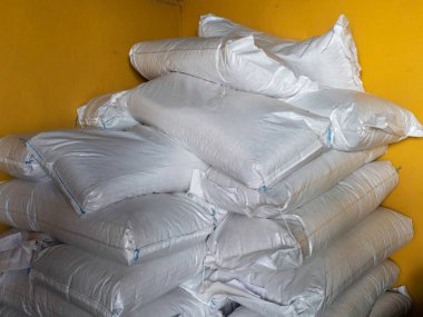 Odada bir sürü yastığın farklı siyah beyaz renkleri var.