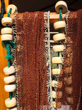 Bir balık ağına yakın dur.