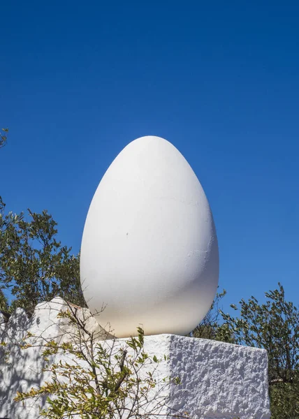Белое Яйцо Голубом Фоне Неба — стоковое фото