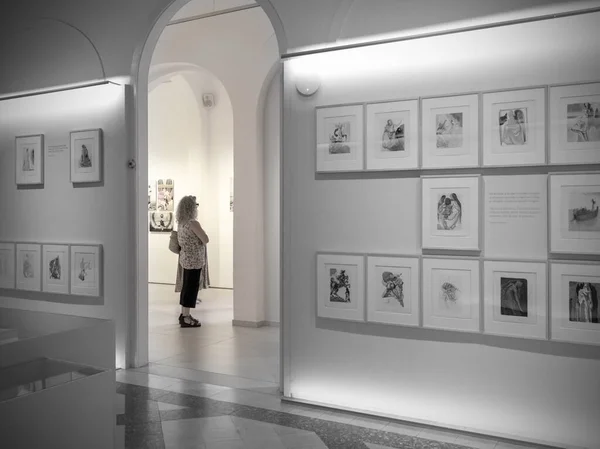 박물관에서 살바도르 작품을 방문하는 관광객들 — 스톡 사진