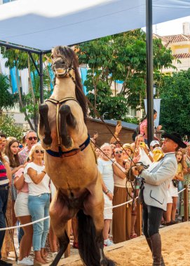 Fuengirola, Malaga, İspanya. 22/09/2022. Fuengirola 'daki at günü kutlamaları sırasında bir sergide binicilik eğitmeni Jose Gonzalez. Mlaga