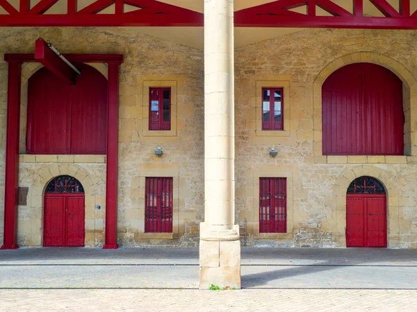 Czerwone Drzwi Stare Drewniane Drzwi — Zdjęcie stockowe
