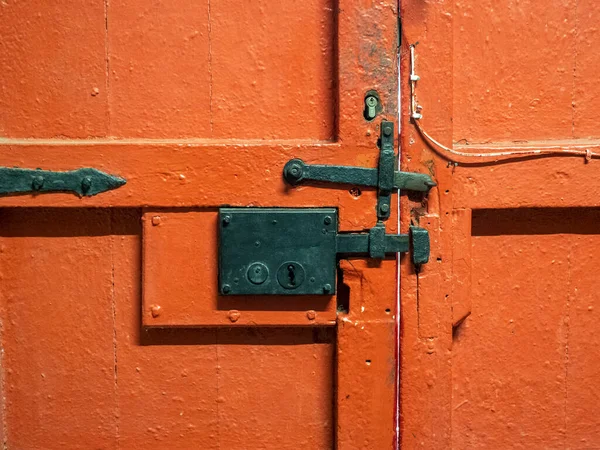 Altes Rostiges Vintage Vorhängeschloss Der Roten Tür — Stockfoto