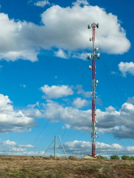 Torre Delle Cellule Telecomunicazione Con Cellulare Cielo Blu — Foto Stock