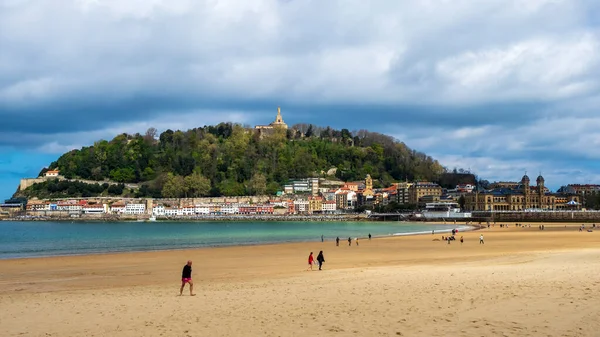 San Sebastian 'daki La Concha plajının deniz kenarındaki manzarası.