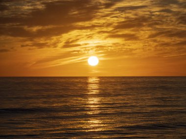 Denizde gün batımı.