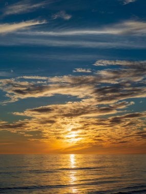 Denizin üzerinde güzel bir gün batımı