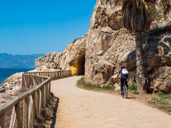 Hombre Monta Bicicleta Junto Túnel Costa Málaga —  Fotos de Stock