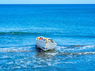 Deniz kıyısındaki tekne. 