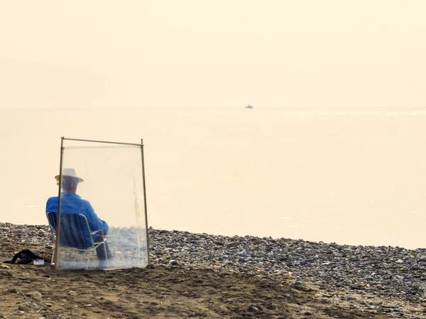 Uomo Anziano Seduto Una Sedia Guardando Oceano — Foto Stock