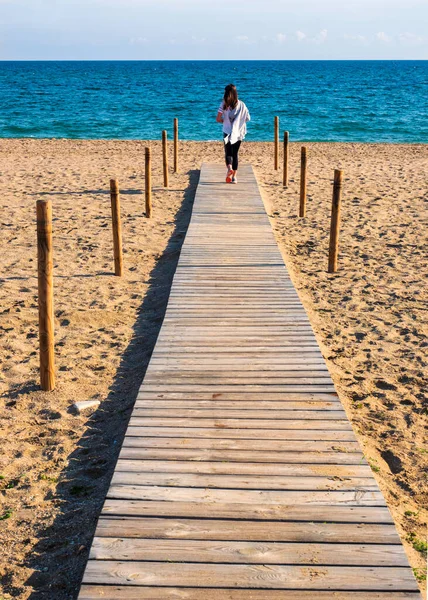 Νεαρό Κορίτσι Περπατά Κατά Μήκος Της Παραλίας Στην Fuengirola — Φωτογραφία Αρχείου