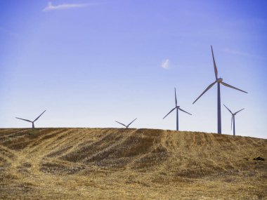 Rüzgar türbinleri, alternatif enerji kaynağı. 