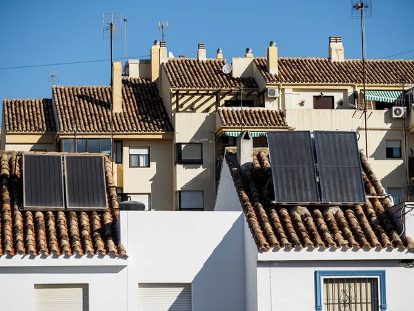 Panele Energii Słonecznej Dachu Domu Rodzinnego — Zdjęcie stockowe