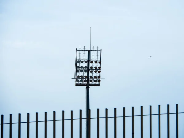 马拉加体育场的栅栏和照明塔 — 图库照片