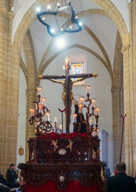 Baeza, Jaen İspanya, 04 / 06 / 2023. Kutsal Baeza haftası boyunca kiliseden ayrılırken çarmıhta İsa 'nın olduğu geçici tahtlar, Jaen.