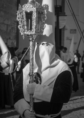Baeza, Jaen İspanya, 04 / 06 / 2023. Hıristiyanlar, Baeza, Jaen, İspanya 'daki Kutsal Hafta kutlamaları sırasında geleneksel kıyafetleriyle geçit töreni yapıyorlar..