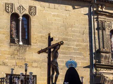 Baeza, Jaen, İspanya. 04/06/2023. Baeza, Jaen 'deki Kutsal Hafta kutlamaları sırasında çarmıhta İsa' nın olduğu geçici tahtlar.
