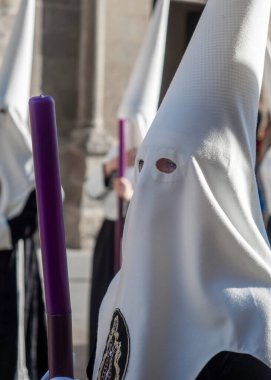 Baeza, Jaen İspanya, 04 / 06 / 2023. Hıristiyanlar, Baeza, Jaen, İspanya 'daki Kutsal Hafta kutlamaları sırasında geleneksel kıyafetleriyle geçit töreni yapıyorlar..