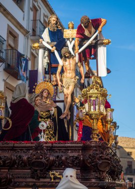 Baeza, Jaen, İspanya. 04/06/2023. Baeza, Jaen 'deki Kutsal Hafta kutlamaları sırasında çarmıhta İsa' nın olduğu geçici tahtlar.