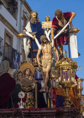 Baeza, Jaen, İspanya. 04/06/2023. Baeza, Jaen 'deki Kutsal Hafta kutlamaları sırasında çarmıhta İsa' nın olduğu geçici tahtlar.