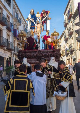 Baeza, Jaen, İspanya. 04/06/2023. Baeza, Jaen 'deki Kutsal Hafta kutlamaları sırasında çarmıhta İsa' nın olduğu geçici tahtlar.