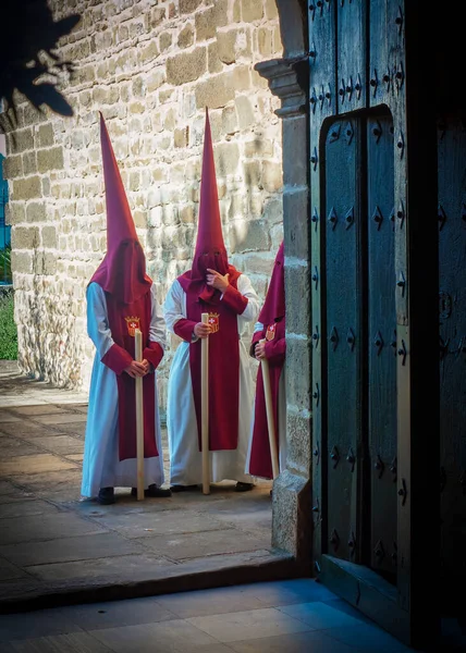Baeza Jaen Spania 2023 Nazarineenii Așteaptă Ținută Tradițională Biserică Plecarea — Fotografie, imagine de stoc