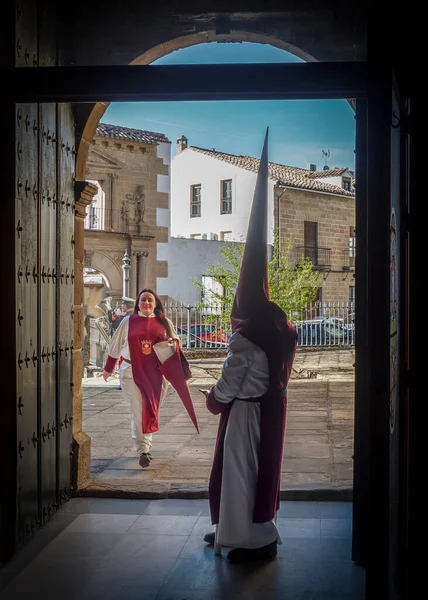 Baeza Jaen Spain 2023 拿撒勒人身着传统服装在教堂等候 圣周游行在西班牙斋月的白沙开始 — 图库照片