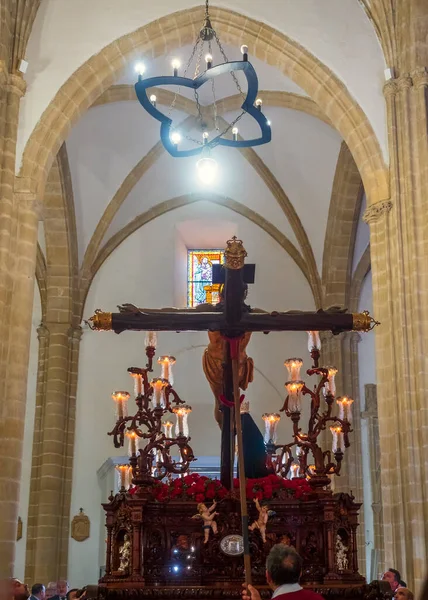 Baeza Jaen Hiszpania 2023 Procesjonalne Trony Chrystusem Krzyżu Podczas Odchodzenia — Zdjęcie stockowe