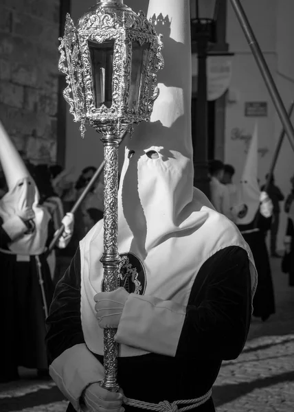 Baeza Jaen Hiszpania 2023 Nazarejczycy Paradujący Tradycyjnym Stroju Podczas Obchodów — Zdjęcie stockowe