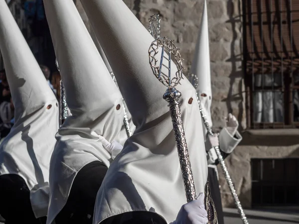Baeza Jenスペイン 2023年 バエザ スペインでの聖週間のお祝いの間に伝統的な衣装でパレードナザレス — ストック写真