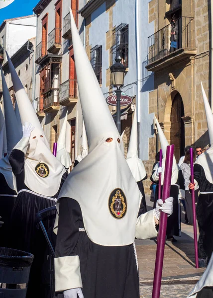 Baeza Jaén España 2023 Nazarenos Desfilando Con Atuendo Tradicional Durante —  Fotos de Stock