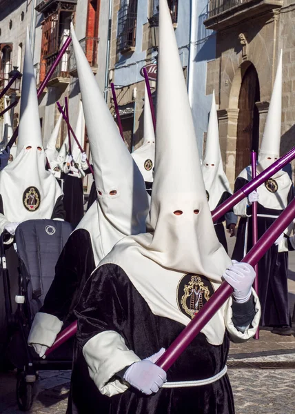 Baeza Jaen Hiszpania 2023 Nazarejczycy Paradujący Tradycyjnym Stroju Podczas Obchodów — Zdjęcie stockowe