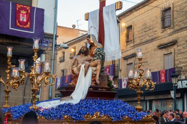 Baeza, Jaen, İspanya. 04/06/2023. Kutsal hafta boyunca Baeza sokaklarında yürüyen Bakire Meryem ile çarmıhtaki İsa 'nın işlemci tahtı..