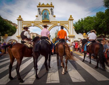 Fuengirola, Mlaga, İspanya. 10/06/2018. Fuengirola 'daki hac töreninde atlar ve öküzler..