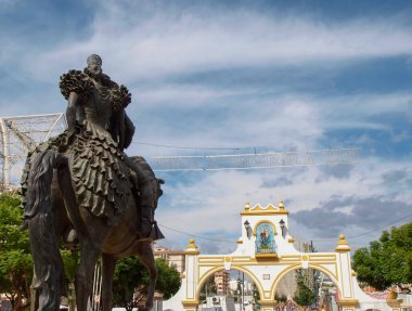 Fuengirola 'daki fuar alanının girişinde at sırtında bir çift heykeli..