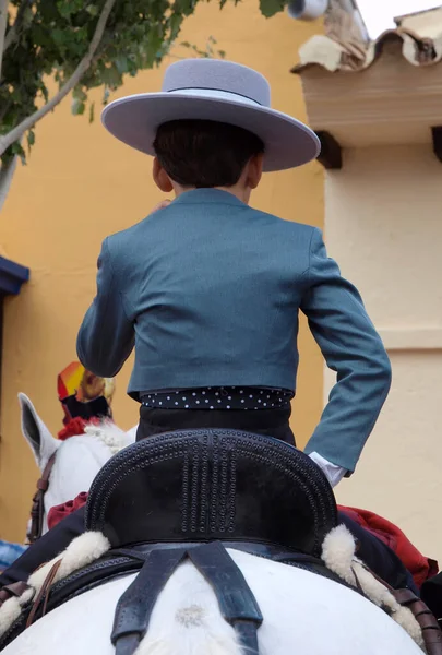 Fuengirola 马拉加 西班牙 2018 在庆祝Fuengirola博览会期间 孩子们穿着骑马服 骑着马 — 图库照片