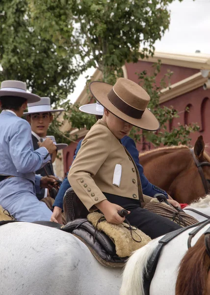 Fuengirola Málaga Espanha 2018 Crianças Vestidas Traje Equitação Cavalo Durante — Fotografia de Stock