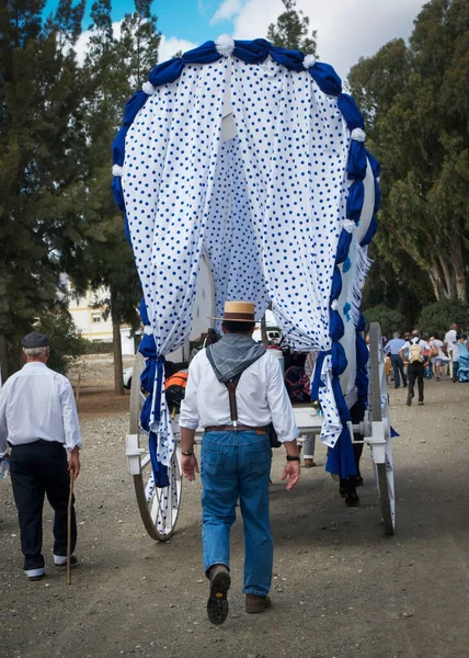 Fuengirola 马拉加 西班牙 2023年6月10日在Fuengirola举行的朝圣仪式上 身穿弗拉明哥服装的人在牛车旁边 — 图库照片