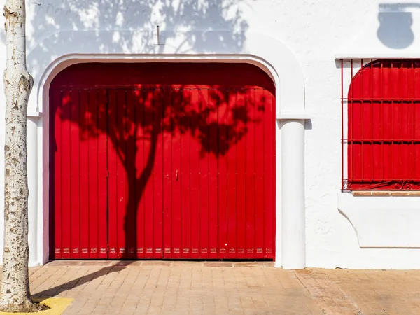 Білі Дерев Яні Двері Червоними Дверима Білою Стіною — стокове фото