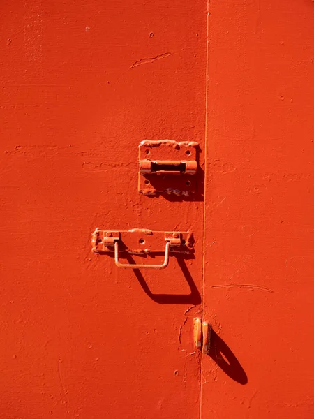 Vieja Puerta Metal Pintada Rojo Con Mango —  Fotos de Stock