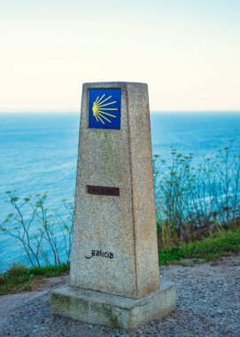 Saint James Yolu 'ndaki yön işareti Cape Finisterre' den geçerken.