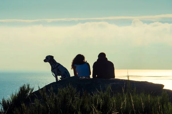 Twee Vrienden Het Strand Met Hond — Stockfoto