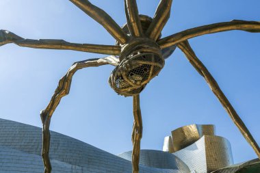 Bilbao Guggenheim Müzesi 'nden bir örümcek heykeli