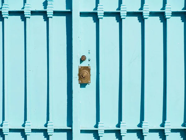 Puerta Madera Azul Con Cerradura Blanca Textura Está Pintada Con —  Fotos de Stock
