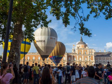 Aranjuez, Madrid, İspanya. 10/08/2022. Madrid, Aranjuez 'de geleneksel sıcak hava balonu festivali. 