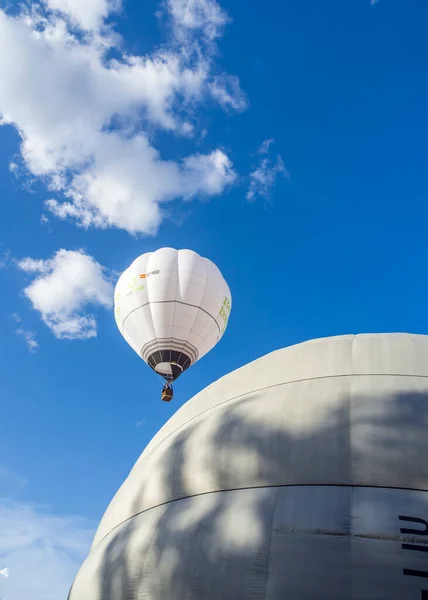 Kolorowy Balon Gorące Powietrze Błękitnym Niebie — Zdjęcie stockowe