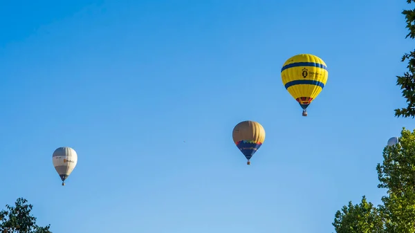 Barevný Horkovzdušný Balón Modré Obloze — Stock fotografie