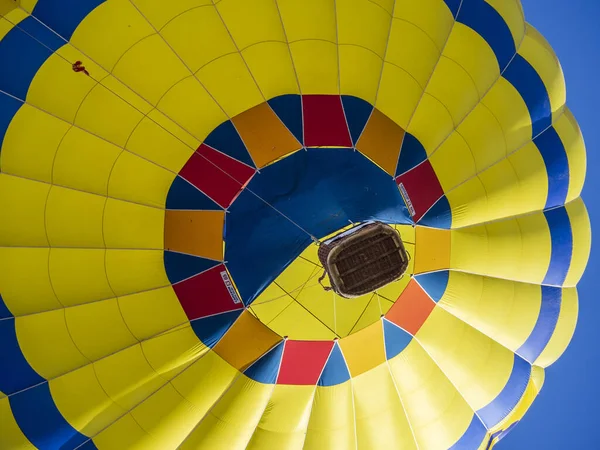 Kolorowy Balon Gorące Powietrze Błękitnym Niebie — Zdjęcie stockowe