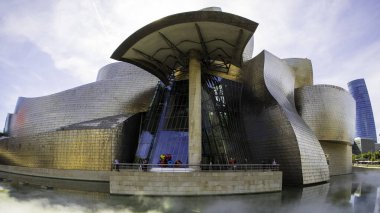 Bilbao, Bask Ülkesi, İspanya. 10/06/2021 . Bilbao 'daki Guggenheim Çağdaş Sanat Müzesi' nin ana girişi.
