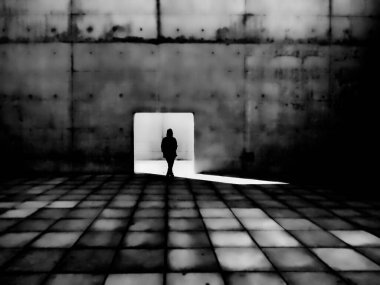 Tünelde duran bir kadının silüeti.